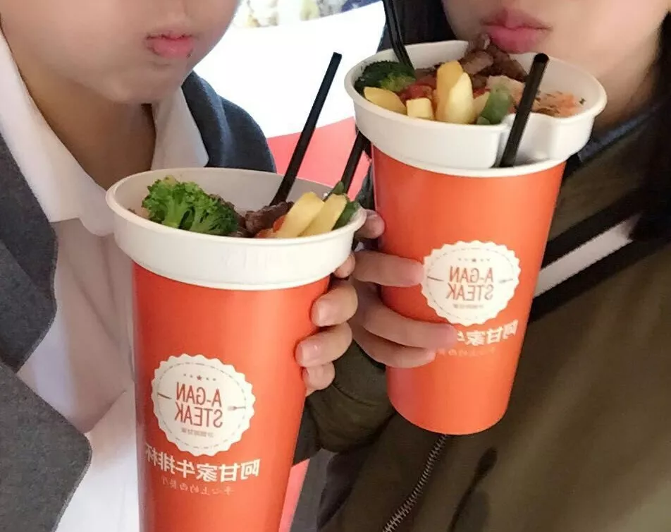 為什么你不看好的“牛排杯”項(xiàng)目，這家11平小店卻可以日營(yíng)過(guò)萬(wàn)？