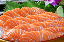 三文魚(yú)是怎么游進(jìn)新發(fā)地的？一塊“染毒”案板，撬開(kāi)它背后的產(chǎn)業(yè)鏈