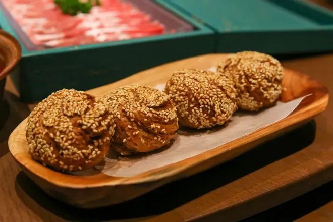 福成、思念等相繼上馬，京味兒麻醬燒餅?zāi)芊裣胥~鍋涮一樣圈粉？